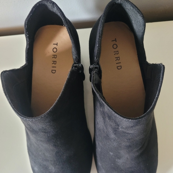 Torrid Black Faux Suede Vcut Bootie, BNWT, Size 6 - Picture 4 of 11